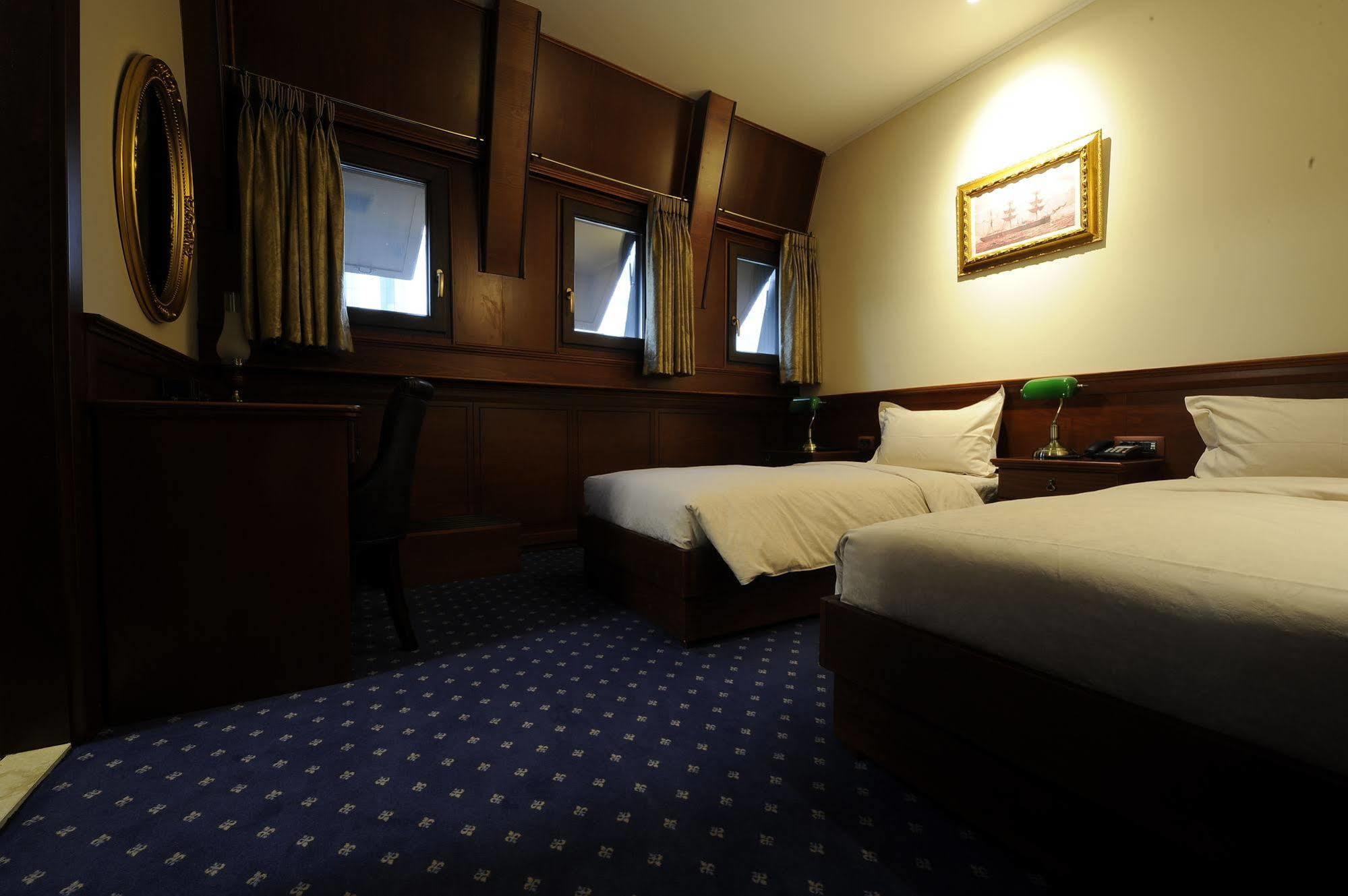 Hotel Senigallia Скоп'є Екстер'єр фото