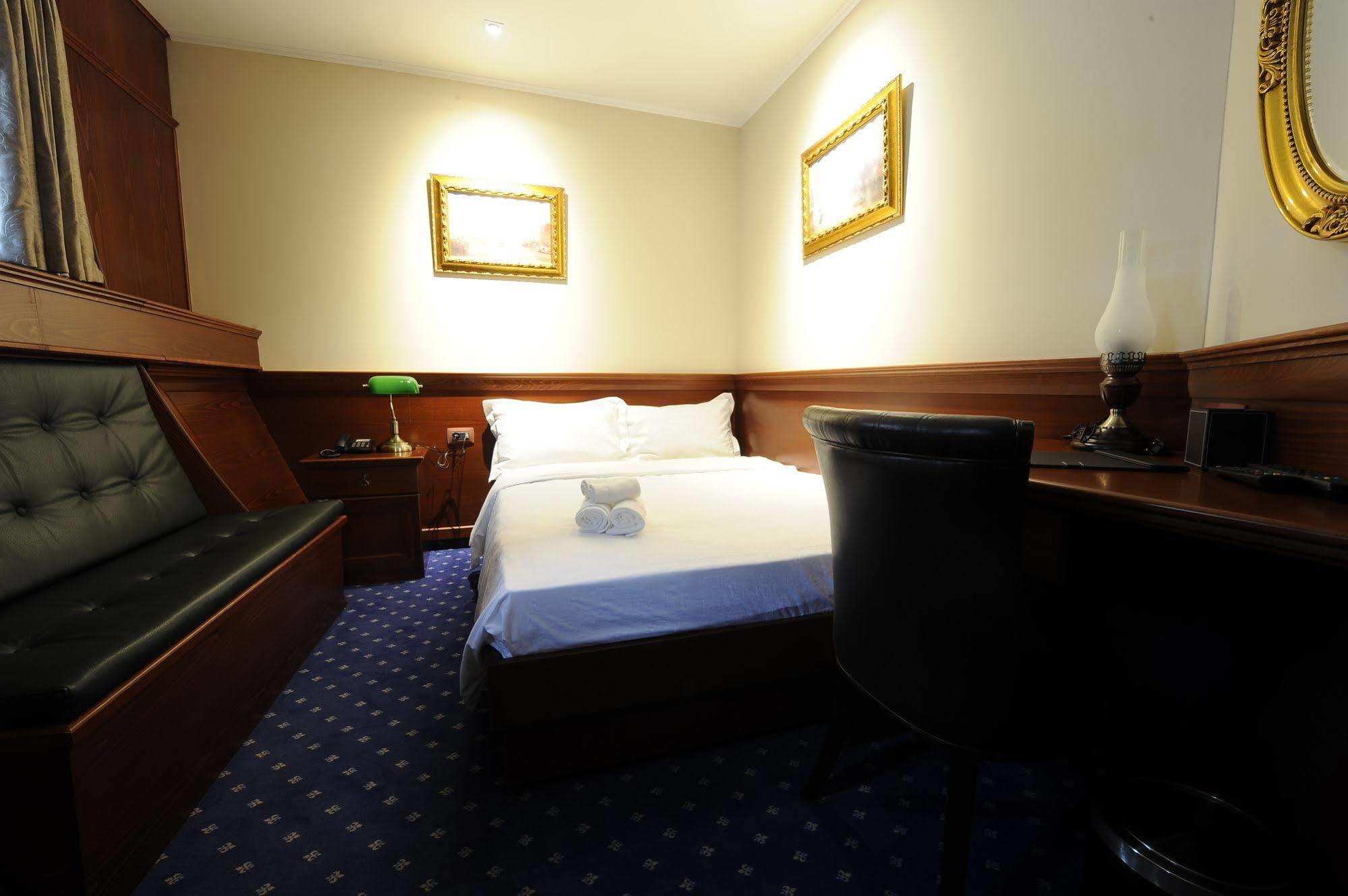 Hotel Senigallia Скоп'є Екстер'єр фото